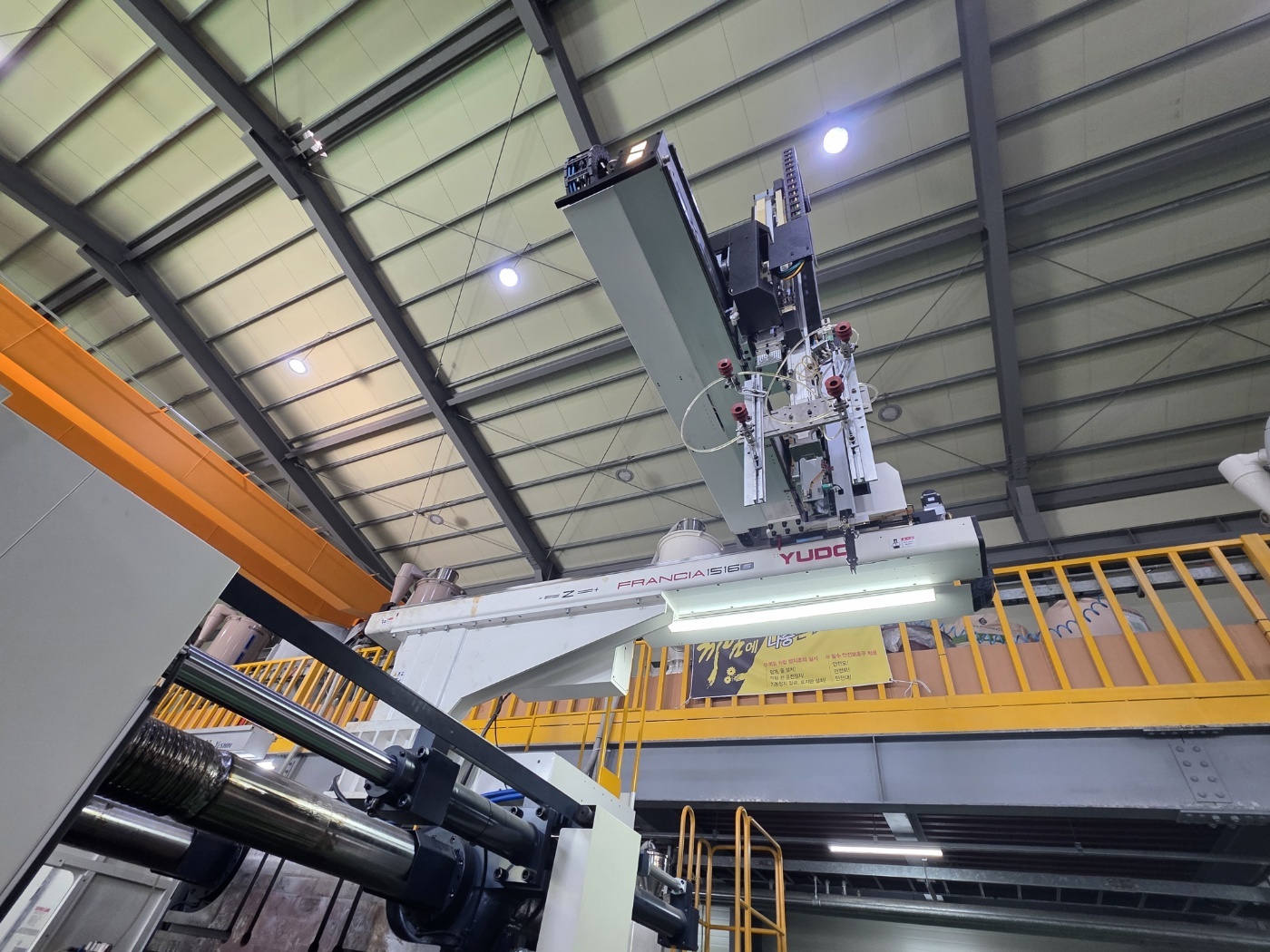 우진사출기 850톤 DL850S 하이브리드 타입 (2021년 5월)  현장판매합니다.