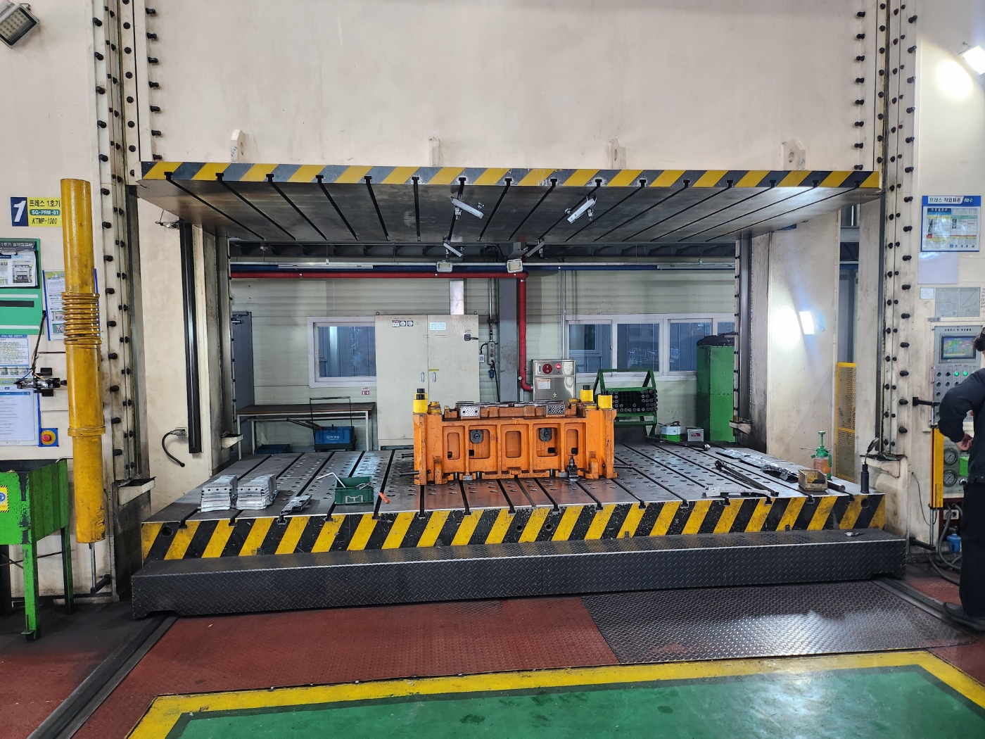 극동 유압프레스 트라이아웃 1000톤-다이쿠션 有 (2015년 4월)