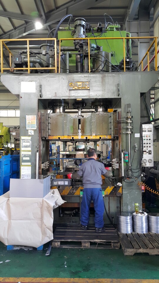 아진 유압프레스 400톤 - 다이쿠션有 (1994년)