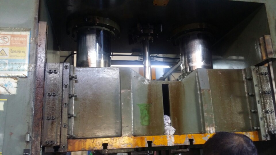 아진 유압프레스 400톤 - 다이쿠션有 (1994년)