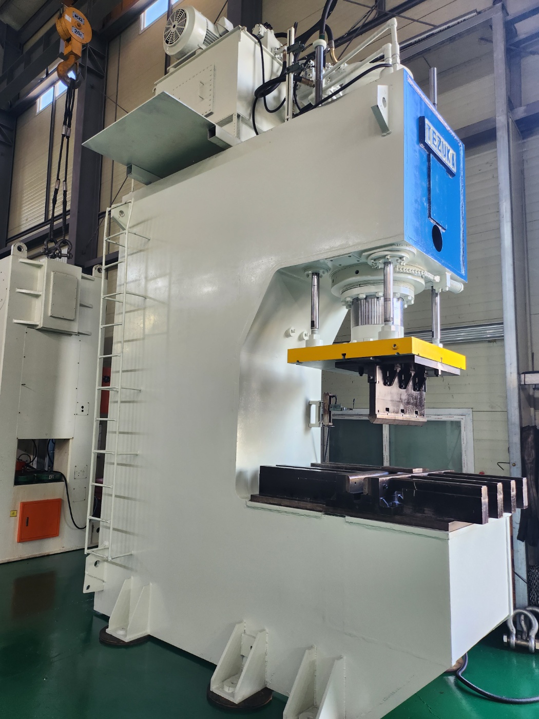 TEZUKA C형유압프레스 300톤 (1983년 5월)