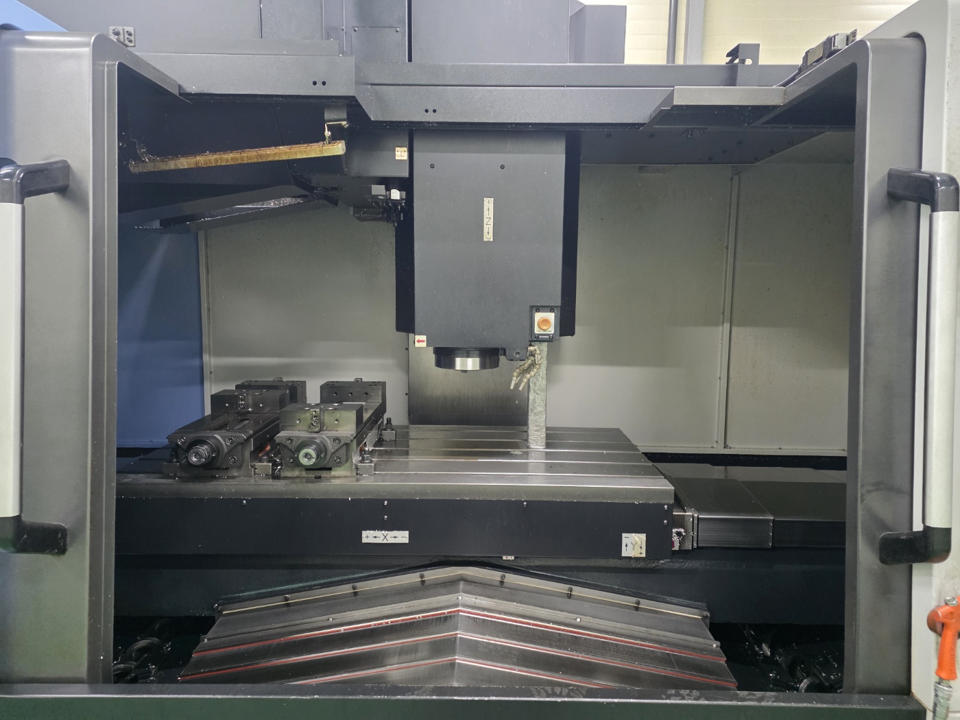 두산 머시닝센터 DNM6700 12000RPM (2019년 4월)