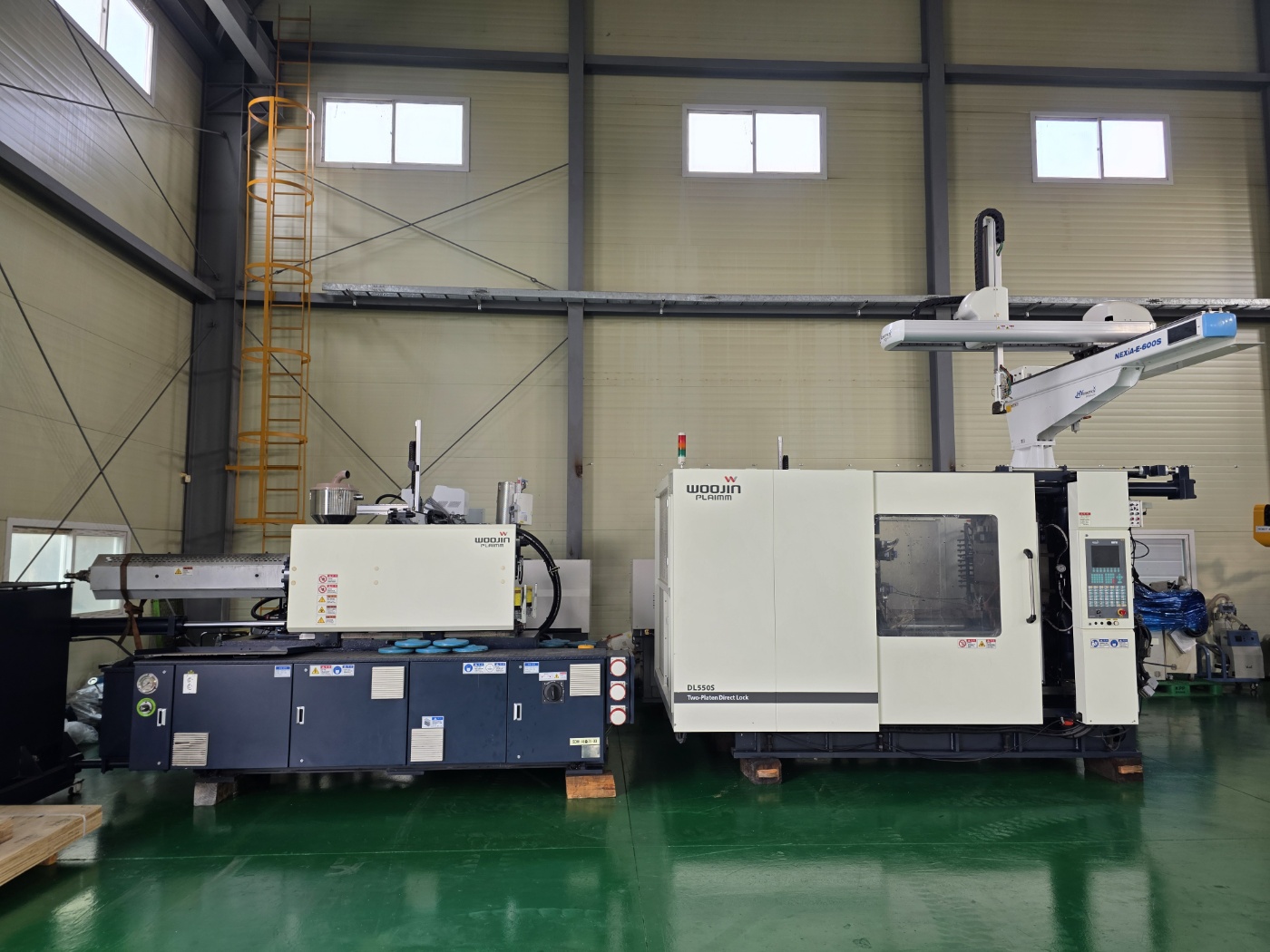 우진플라임 사출기 550톤 DL550S 하이브리드 타입 (2018년 8월)