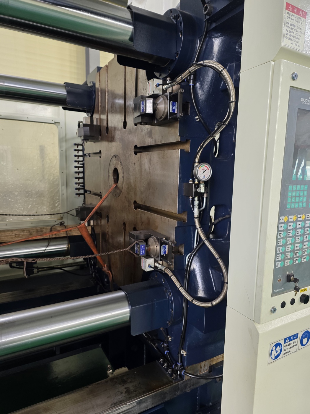 우진플라임 사출기 550톤 DL550S 하이브리드 타입 (2018년 8월)