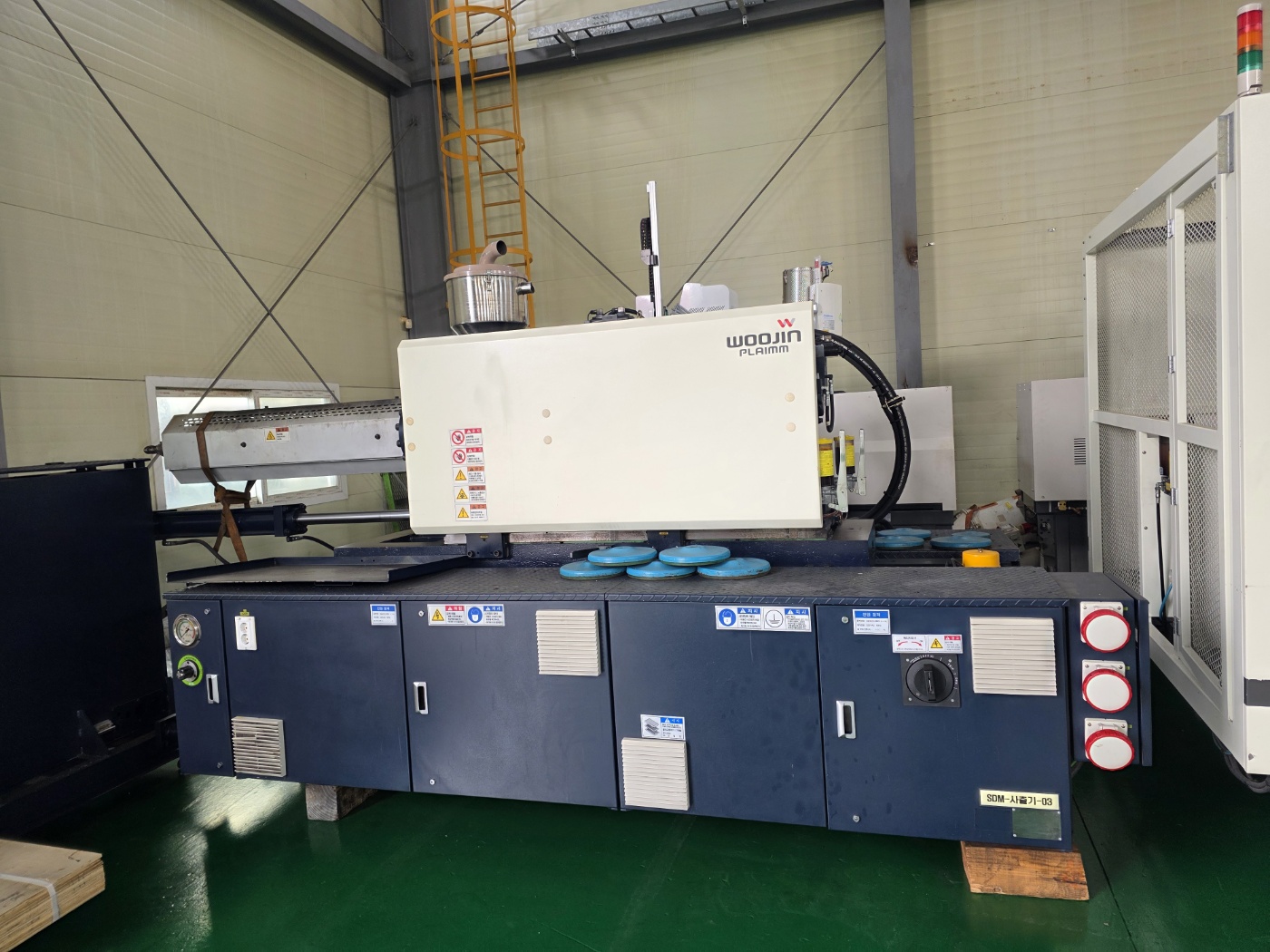 우진플라임 사출기 550톤 DL550S 하이브리드 타입 (2018년 8월)